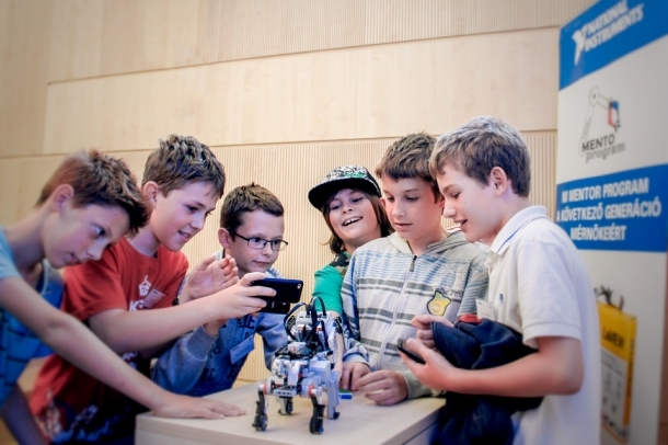 NI - Az új LEGO Mindstorms EV3 Robot bemutatása a mentorált diákoknak
Forrás: MAF