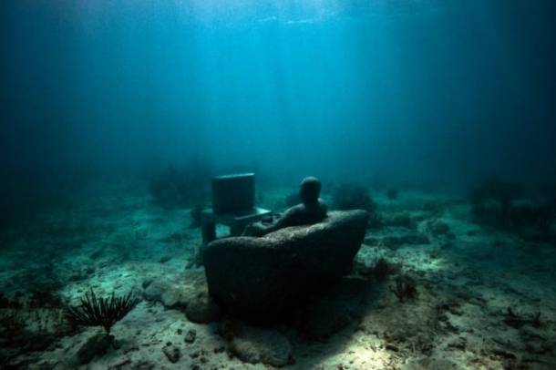 TV előtt ülő szobor
Forrás: underwatersculpture.com