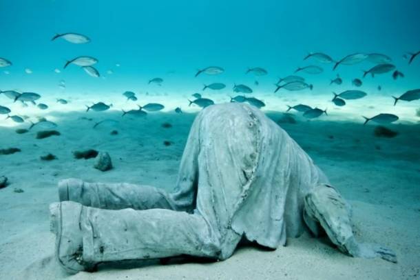 Homokba dugta a fejét
Forrás: underwatersculpture.com