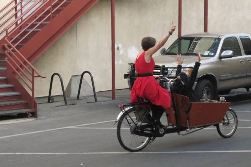 Hétszemélyes bringán szállítja gyerekeit