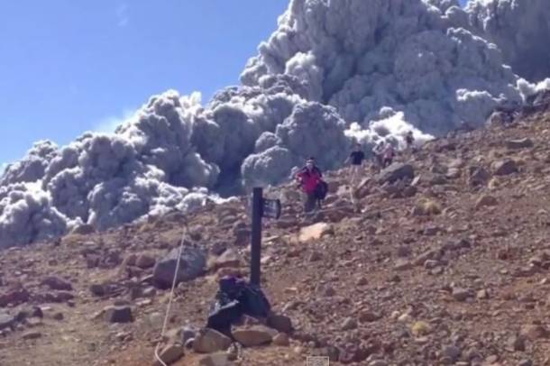 Percekkel a kitörés után, egy menekülő hegymászó
Forrás: youtube.com