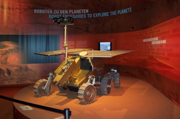 Az ExoMars rover modellje egy 2006-os kiállításon
Forrás: wikipedia.org