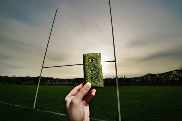 A rögbi pályán gyűjtött fűből készült a mobiltelefon
Forrás: news.o2.co.uk
Szerző: Mikael Buck 