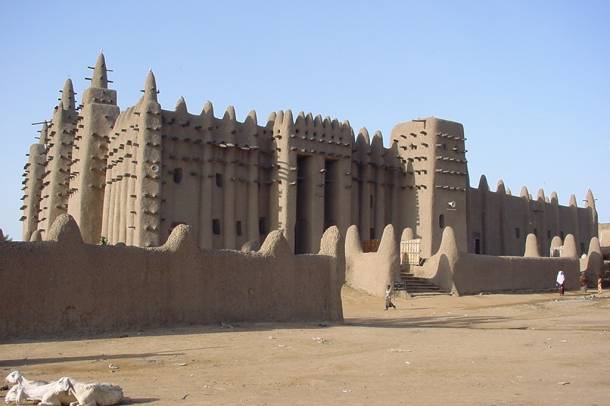 A Djennéi nagymecset, a világ legnagyobb vályogépülete Maliban
Forrás: wikipedia.org
