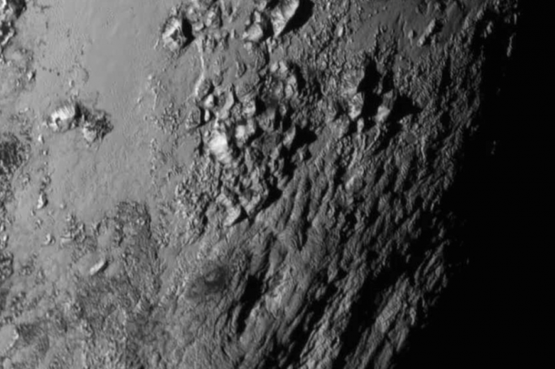 Ez az első, a Pluto felszínének egy kis részletét bemutató nagyfelbontású fotó. 
Forrás: NASA