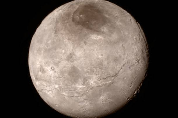 A Plútó legnagyobb holdja, a Charon.Az északi pólusa környékén nagy kiterjedésű sötét folt látható.
Forrás: NASA