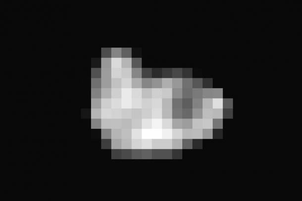 Az első felbontott felvétel a Hydra holdról. Ez egy szabálytalan alakú planetoid, mérete kb. 33 km × 43 km.
Forrás: NASA