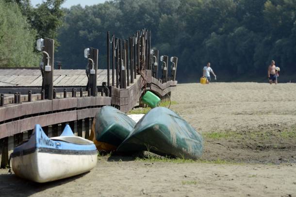 A Tisza alacsony vízállása miatt szárazra került kikötő Nagykörűnél
Forrás: MTVA
Szerző: Mészáros János