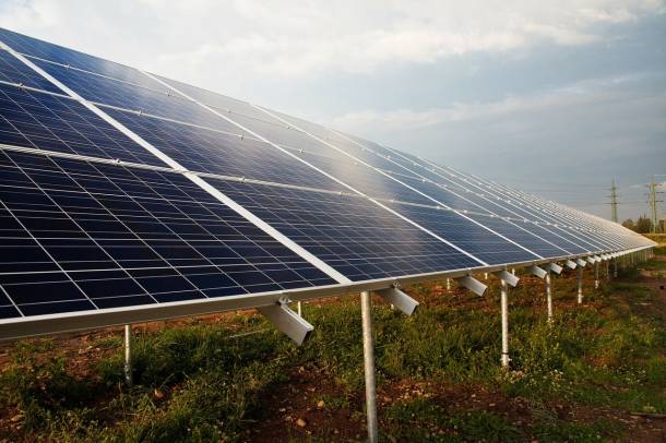 A megújuló energiaforrásokból, szél- és napenergiából előállított elektromos áram ára évek óta csökken.
Forrás: pixabay.com