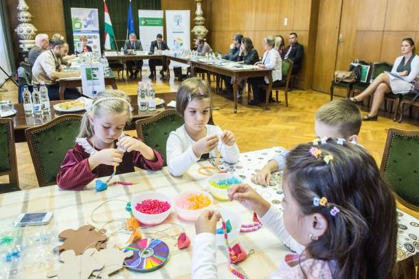 Európai Hulladékcsökkentési Hét sajtótájékoztató - kézműves asztal gyerekeknek
Forrás: Botár Gergely, kormany.hu
Szerző: OKTF NHI