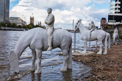 Eljöttek az apokalipszis lovasai - a szoborkollekció a klímaváltozás elleni harcra szólítja fel a brit kormányt