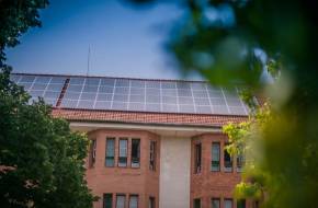 Klinikai tömböket szerelt fel napelemekkel a pécsi egyetem
