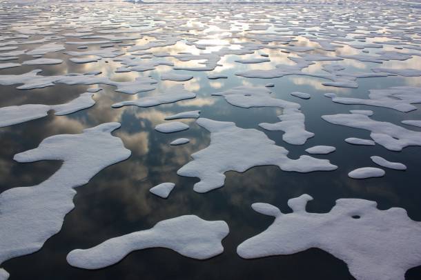 A jégolvadással csökken a fényvisszaverő felület nagysága, így az óceánok még jobban melegszenek
Forrás: www.flickr.com