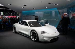 Küszöbön az elektromos Porsche gyártása