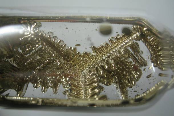 A cézium egyik izotópjának kristályosodott változata
Forrás: wikipedia.org