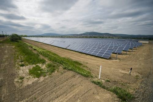Átadták a tíz megawatt kapacitású pécsi napelemfarmot