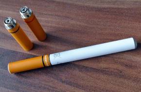 A hétvégén hatályba lép az elektronikus cigaretta használatát korlátozó szabályozás