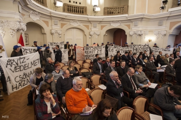 A gát megépítése mellett tüntető civilek a Fővárosi Közgyűlés ülésén (Fotó: Szigetváry Zsolt / MTI)
Forrás: MTI 