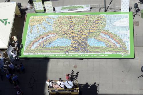 A világ italos kartonokból álló legnagyobb mozaikja készült el Budapesten