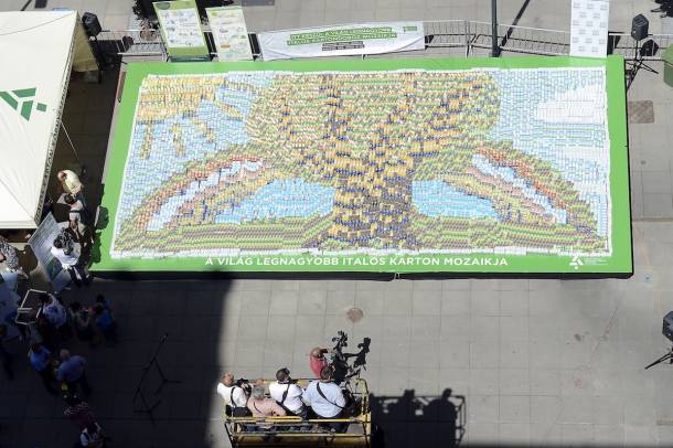 A világ italos kartonokból álló legnagyobb mozaikja készült el Budapesten
Forrás: MTI
Szerző: Soós Lajos