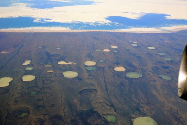 Légifotó: Termokarsztos tavak kialakulása ott, ahol korábban még fagyott volt a talaj. - Hudson Bay, Kanada, 900 kilométerre Grönlandtól
Forrás: commons.wikimedia.org
Szerző: Steve Jurvetson