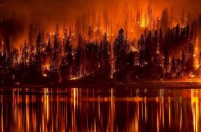 Kalifornia északi vidékein sebesen terjedő tűzvészek pusztítanak