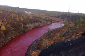 Vérvörössé vált egy észak-oroszországi folyó: Feltehetően ipari baleset történt