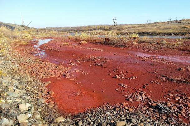 Vérvörössé vált az észak-oroszországi Norilszk város melletti Daldikan nevű folyó: Feltehetően ipari baleset történt
Forrás: www.facebook.com