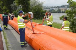 Tíz kilométer hosszú, vízzel feltölthető tömlős mobilgát az árvízi védekezésért