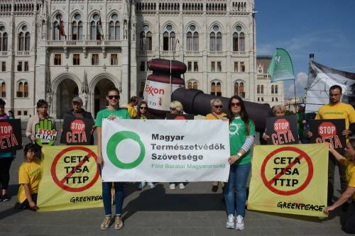 Óriáskalapáccsal tüntettek a CETA ellen