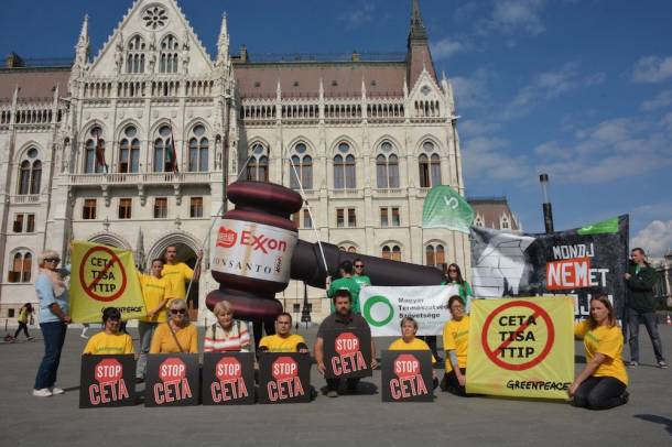 Óriáskalapáccsal tüntettek a CETA ellen
Forrás: MTVSZ
Szerző: Mizsei Laszlo jr.
