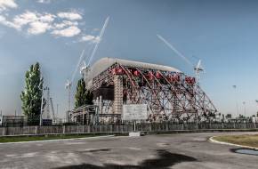 Elkészült a világ legnagyobb mozgatható kupolája: a csernobili szarkofágot elkezdték ráhelyezni a sérült blokkra