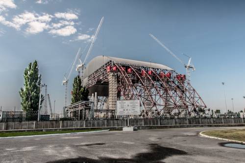 Elkészült a világ legnagyobb mozgatható kupolája: a csernobili szarkofágot elkezdték ráhelyezni a sérült blokkra