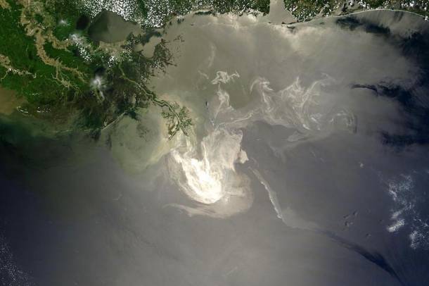 NASA műholdkép: A katasztrófa utáni olajfolt 2010 májusában (2010-ben a Nap képének választották be a fotót a wikipedia oldalán)
Forrás: wikipedia.org 