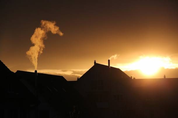 Hazánkban a kisméretű szállópor-kibocsátás közel 70 %-át a lakossági fűtés okozza.
Forrás: pixabay.com
