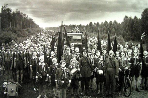 Úttörők gázmaszkban - Szovjetunió, 1937
Forrás: wikipedia.org
Szerző: Булла, Виктор Карлович