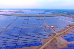 Startolt a világ legnagyobb naperőműve: 2,5 millió fotovoltaikus panel alkotja, kapacitása 648 megawatt!