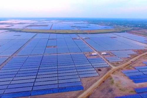 Startolt a világ legnagyobb naperőműve: 2,5 millió fotovoltaikus panel alkotja, kapacitása 648 megawatt!