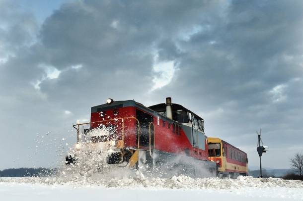 Egy M43-as mozdonnyal vontatott szerelvény töri a hóval fedett vasúti pályát a Szerencs-Hidasnémeti vasútvonalon Hidasnémetinél 2017. január 14-én.
Forrás: MTI
Szerző: Máthé Zoltán