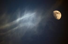 Havonta fürdik a Hold a Földről érkező oxigénionok záporában
