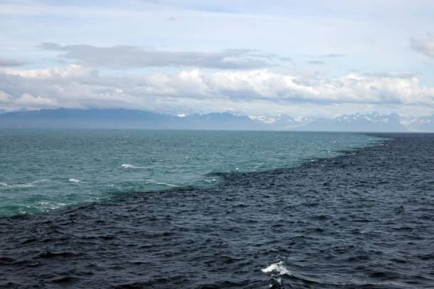 A világosabb gleccservíz találkozik az Alaszkai-Öböl vízével.
Forrás: soundwaves.usgs.gov
Szerző: Ken Bruland