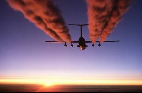 NASA: A bioüzemanyagok csökkentik a repülőgépek koromkibocsátását, így a kondenzcsíkokat is