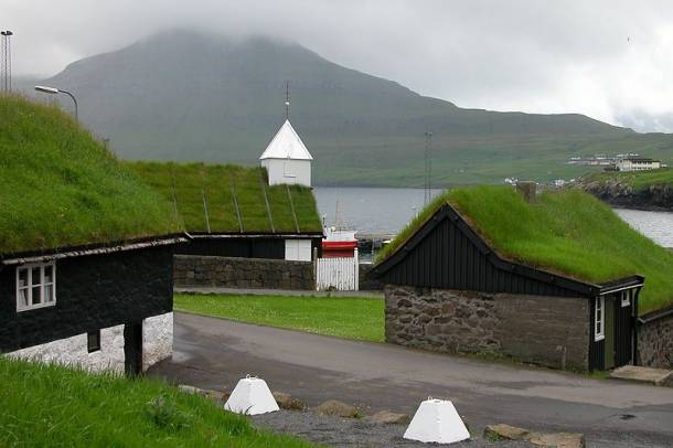 Tradícionális, zöldtetős épületek Norðragøta-án - Eysturoy, Feröer-szigetek
Forrás: commons.wikimedia.org
Szerző: Erik Christensen