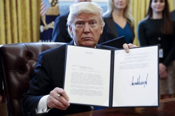 "Kormányom véget vet a szénbányák ellen indított háborúskodásnak" - Donald Trump (a kép Barack Obama által hozott klímavédelmi intézkedéseket eltörlő elnöki rendelet aláírásakor készült)
