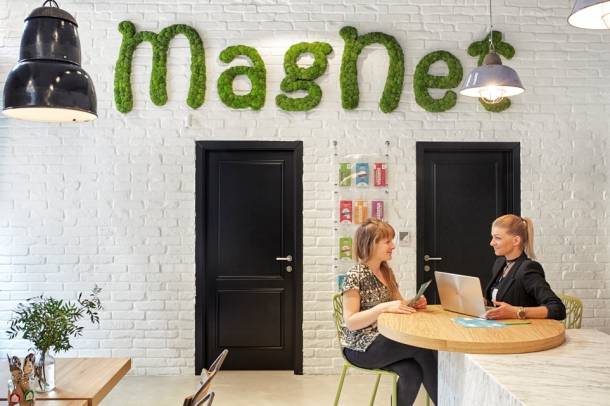 Akadálymentes, baba- és kutyabarát helyszín, így érdemes akár a teljes családdal beugrani
Forrás: MagNet Bank