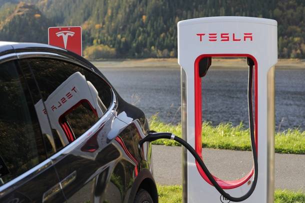 Elektromos Tesla márkájú autó töltés közben
Forrás: pixabay.com