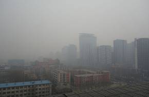 Légszennyezés Pekingben: a sűrű szmog sötétségbe borította a kínai fővárost