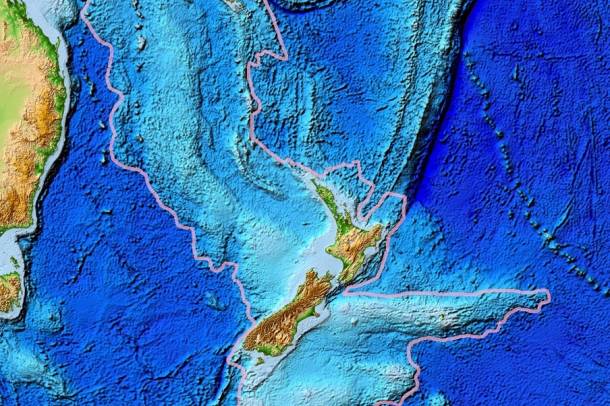 Zélandia területe mintegy 4,9 millió négyzetkilométert tesz ki, ami nagyjából akkora, mint a szomszédos Ausztrália kétharmada.
Forrás: en.wikipedia.org
