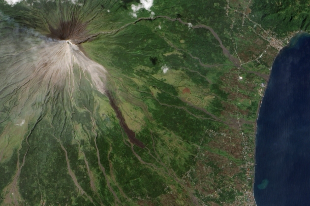 Mayon vulkán műholdról
Forrás: eoimages.gsfc.nasa.gov