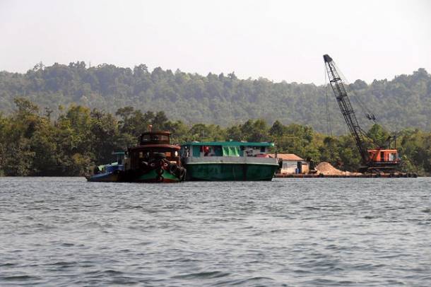 Homokbányász hajó a kambodzsai Tatai-folyón
Forrás: en.wikipedia.org